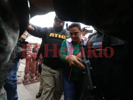 Rosa Elena de Lobo fue asediada por los medios de comunicación en la UMEP-1.