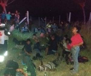 Los centroamericanos se trasladaban a bordo del camión sobre la carretera Federal 180 a la altura del municipio Vega de Alatorre en Veracruz, México. Fotos: Redes sociales.
