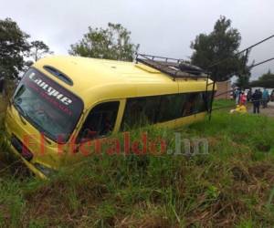 Así quedó la unidad conducida por el infortunado conductor, quien perdió el control del rapidito luego de ser atacado a balazos. Foto: Alex Pérez/ EL HERALDO.