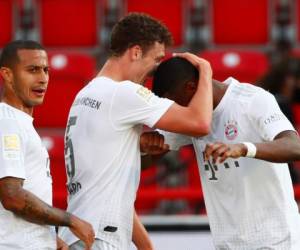 El defensa francés del Bayern Múnich Benjamin Pavard celebra su segundo gol con el defensor austríaco del Bayern Múnich David Alaba y el centrocampista español del Bayern Múnich Thiago Alcantara durante el partido de fútbol de la primera división alemana de la Bundesliga. Foto: Agencia AFP.