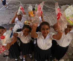 Las niñas de la República de Argentina desde ya comenzaron a reciclar botellas plasticas. Foto: Alex Pérez/El Heraldo.