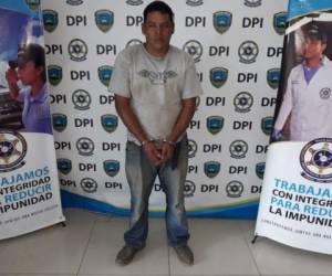 Santos Paulino Martínez Lagos, de 41 años de edad, fue capturado por elementos de la Dirección Policial de Investigaciones en la aldea Las Gradas de Comayagua, acusado de violar a sus dos hijas.