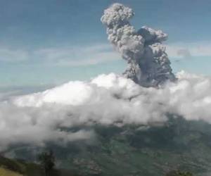 La prensa local informó que los vecinos de localidades cercanas, como Sleman y Klaten, oyeron un gran estruendo por la mañana. Fotos: Agencia AFP.