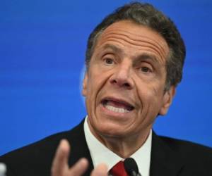 En esta foto de archivo tomada el 26 de mayo de 2020, el gobernador de Nueva York, Andrew Cuomo, habla durante una conferencia de prensa en la Bolsa de Valores de Nueva York (NYSE) en Wall Street en la ciudad de Nueva York. Una mujer que dice que el gobernador de Nueva York, Andrew Cuomo, le tocó el pecho, presentó una denuncia penal contra el político, dijo la policía estadounidense el 6 de agosto de 2021, lo que aumenta la posibilidad de que sea acusado. Foto: AFP