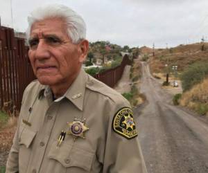 El alguacil del condado de Santa Cruz, Tony Estrada, posa para una foto en Nogales, Arizona, en el lado estadounidense de la frontera internacional con Nogales, México, donde nació. Foto Agencia AP.