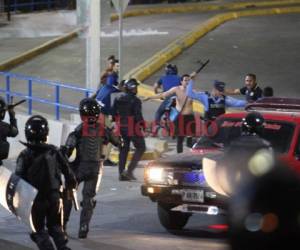 Tras haber finalizado el partido entre Olimpia y Motagua de este domingo 25 de marzo, se registró un enfrentamiento entre la barra de las águilas y la Policía Nacional.