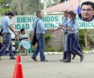 Estudiantes de la Universidad Nacional de Agricultura realizaron un plantón en los bajos del Congreso.