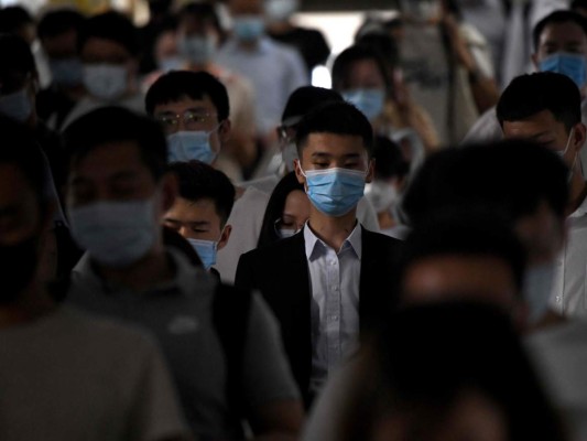 En Pekín así como en todas las ciudades de China, los ciudadanos deben usar mascarillas para evitar contagios. Foto: Agencia AFP.
