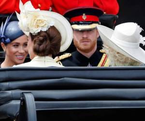 La duquesa de Cornualles; Kate, la duquesa de Cambridge; el príncipe Harry y Meghan, la duquesa de Sussex, viajaron juntos en un carruaje para asistir a la ceremonia anual de tropa de colores en Londres. Foto: Agencia AP