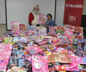 A nombre de los empleados de Claro, Santa Catracho hizo entrega de juguetes a la campaña Soli-Diario A Dibujar Sonrisas.