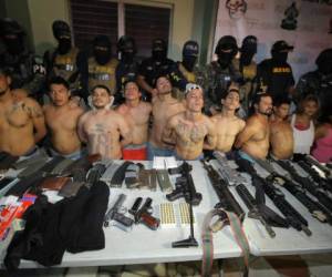 Un total de 13 hombres y cinco mujeres, supuestos integrantes de la pandilla 18, fueron detenidos la tarde-noche del miércoles por suponerlos responsables del crimen del periodista Igor Padilla.