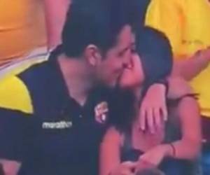 La 'Kiss Cam' de un estadio hizo pública una infidelidad. Foto captura Twitter