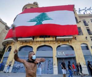 Las protestas en Beirut se volvieron violentas con rapidez y los manifestantes arrojaron piedras contra las fuerzas de seguridad, que respondieron con intensas rondas de gas lacrimógeno y balas de goma. Foto: AP