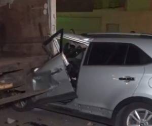 El automotor quedó incrustado en la parte trasera del camión. Foto: Captura de video.