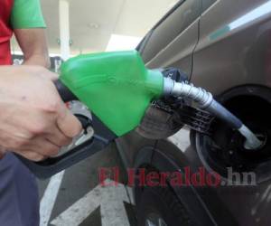 La gasolina superior baja a 79.18 lempiras por galón en la capital.