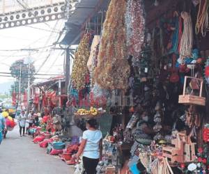 Un ambiente navideño se vive en la zona comercial de Comayagüela, esperan que las ventas comiencen a subir en los próximos días. Foto: Efraín Salgado | EL HERALDO