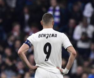 karim Benzema, delantero del Real Madrid, con la imagen demuestra la crisis del equipo blanco. Foto:AFP