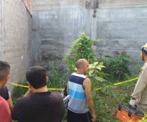 Momento en el que el cuerpo del joven fue hallado en un barrio de Juticalpa, Olancho.