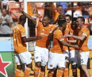 Los jugadores del Houston Dynamo celebran la anotación de Romell Quioto.