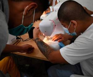 Los menores que cumplen sentencias usan máscaras faciales mientras cosen más para usar contra la propagación del nuevo coronavirus, Covid-19, en el centro juvenil de privación de libertad de un niño, en la ciudad de Guatemala el 26 de marzo de 2020.