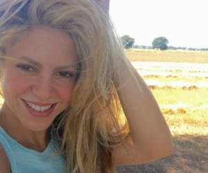 Shakira lucho con el viento para sacar esta hermosa selfie. Foto: Twitter
