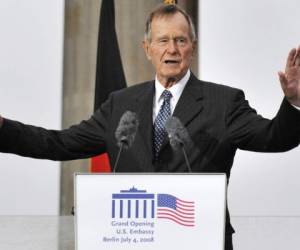 En esta foto de archivo tomada el 4 de julio de 2008, el ex presidente de los Estados Unidos George Bush se dirige a los invitados durante una ceremonia de inauguración del nuevo edificio de la embajada de los Estados Unidos en Berlín. Foto AFP