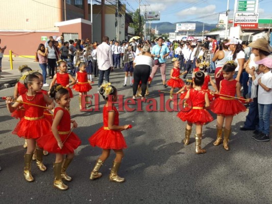 Las pequeñas palillonas muestran los movimientos que aprendieron en los últimos meses.