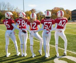 Las modelos de VS mostraron su destreza en el campo de football.