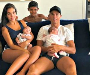 Georgina Rodríguez junto a Cristiano Ronaldo, Cristiano Junior y los bebés del jugador Eva y Mateo. (Foto: @Cristiano en Instagram)