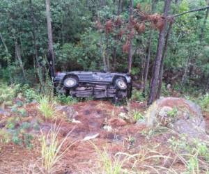 El vehículo quedó volcado en una hondonada luego de derrapar en la carretera.