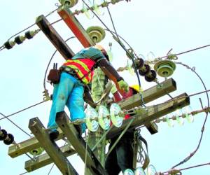Cuadrillas de Energia electrica trabajando por apagones Choluteca