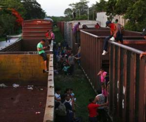 Varios migrantes aguardan a que un tren de carga parta rumbo al norte, en Salto del Agua, México, en esta fotografía del lunes 24 de junio de 2019. Foto: Agencia AP.
