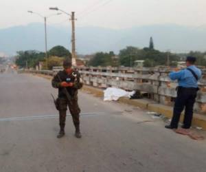 El cuerpo del joven fue encontrado por la Policía Nacional colgado de un puente, con las manos hacia atrás y con una bolsa plástica sobre su cabeza. Foto: Twitter