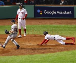 Mookie Betts llegando a casa para poder cuotas en el triunfo de Boston. Foto: Tim Bradbury / AFP