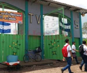 Los alumnos se tomaron los portones de acceso. Foto Gissela Rodríguez