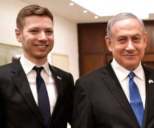 Foto del 23 de enero del 2020 del primer ministro israelí Benjamin Netanyahu (der) y su hijo Yair Netanyahu en Tel Aviv. Foto: AFP