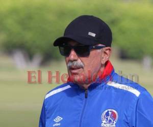 Manuel Keosseián de 67 años podría tener una nueva aventura en el fútbol hondureño. Foto: El Heraldo