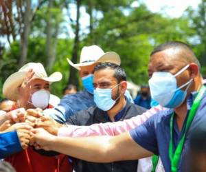 Los alcaldes aprovecharon para tomarse fotografías junto a la comitiva salvadoreña para oficializar la entrega. Foto: @ComunicacionSV