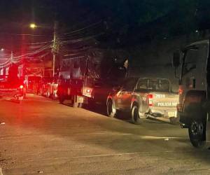 En caravana con vehículos de la Policía Militar fueron trasladados los 467 reos que eran albergados en el Barrio Inglés en La Ceiba.