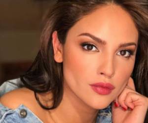 En las imágenes, Eiza González luce un atractivo traje de baño que realza su figura.