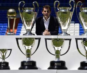 Iker Casillas, posa con los trofeos que ganó con el Real Madrid después de una conferencia de prensa en el estadio Santiago Bernabeu de Madrid. Foto: Agencia AFP.