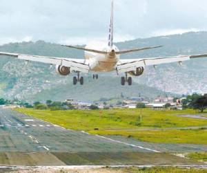 El contrato inicial para la concesión de Palmerola establece el cierre definitivo del aeropuerto Toncontín, de lo contrario se impone una multa por incumplimiento de 800,000 dólares mensuales.