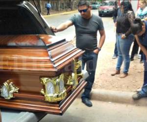 Los familiares del doctor Solórzano retiran sus restos de la morgue capitalina. Foto: Estalin Irías / El Heraldo.