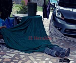 El cadáver de Roger Marcelino Gómez quedó tendido en el suelo.