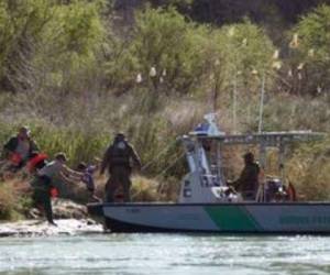 Niños y adultos son expuestos a morir ahogados en el cruce del río Bravo. Foto: Cortesía AFP.