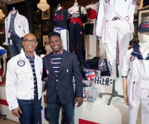 Los medallistas olímpicos en esgrima Peter Westbrook, a la izquierda, y Daryl Homer modelan los uniformes que el equipo estadounidense usará en la ceremonia inaugural de los Juegos Olímpicos de Tokio. Foto: AP