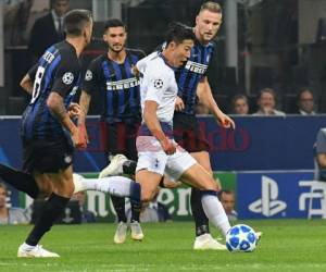 El delantero surcoreano del Tottenham Heung-min Son (C) patea el balón durante el partido de fútbol de la fase de grupos de la UEFA Champions League Inter de Milán contra Tottenham el 18 de septiembre de 2018 en el estadio San Siro de Milán. (AFP)