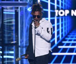 En esta foto de archivo del 1 de mayo de 2019, Juice WRLD acepta el premio al mejor artista nuevo en los Billboard Music Awards en el MGM Grand Garden Arena de Las Vegas.