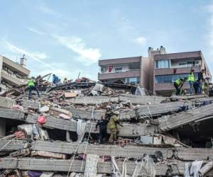 Los equipos de rescate buscan sobrevivientes en un edificio derrumbado después de que un poderoso terremoto azotara la costa occidental de Turquía y partes de Grecia, en Izmir. Foto: Agencia AFP.