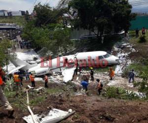 Realizan inspecciones a los restos del avión Gulfstream G200 que se salió de la pista del aeropuerto de Toncontín.